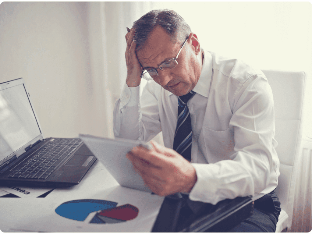 A picture of the CX manager analysing the e-commerce customer journey.