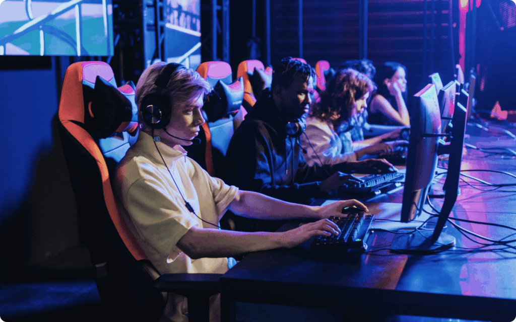 More and more players play the games online.