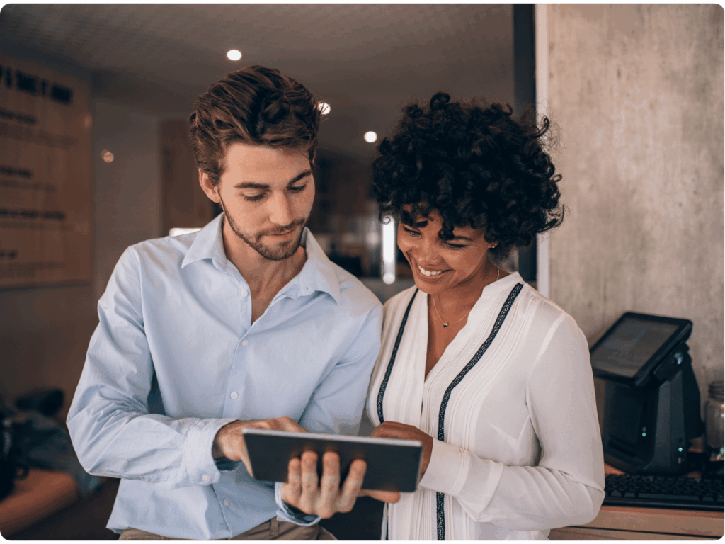 A picture of CX managers in retail e-commerce analysing positive impact of CX outsourcing.